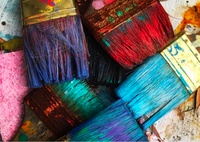 <p>Hier zählt das spielerische Entdecken und das Kennenlernen unterschiedlicher Materialien. Die Kinder lernen Tricks beim Malen und Zeichnen, den Umgang mit Farben, basteln oder formen erste Figuren. Im Vordergrund stehen Freude und Fantasie.</p>